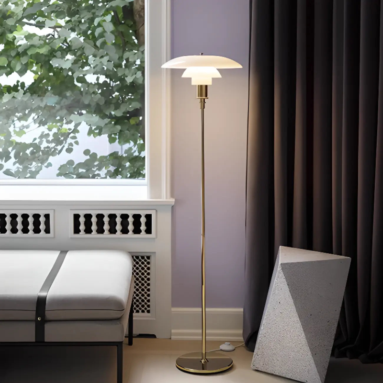 Lampadaire minimaliste en métal avec abat-jour en verre pour salon