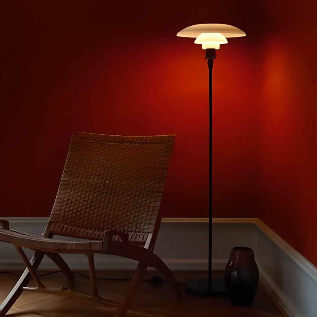 Lampadaire minimaliste en métal avec abat-jour en verre pour salon