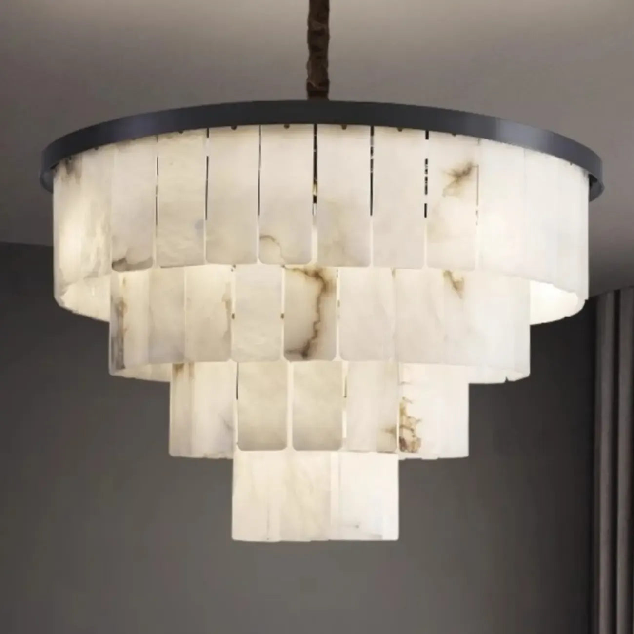 Lustre intemporel à plusieurs niveaux en albâtre noir métallisé circulaire