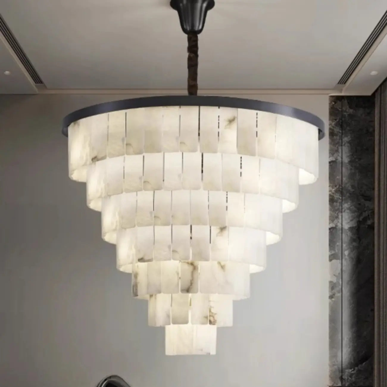 Lustre intemporel à plusieurs niveaux en albâtre noir métallisé circulaire