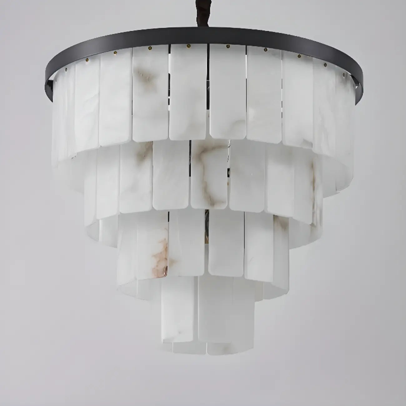 Lustre intemporel à plusieurs niveaux en albâtre noir métallisé circulaire