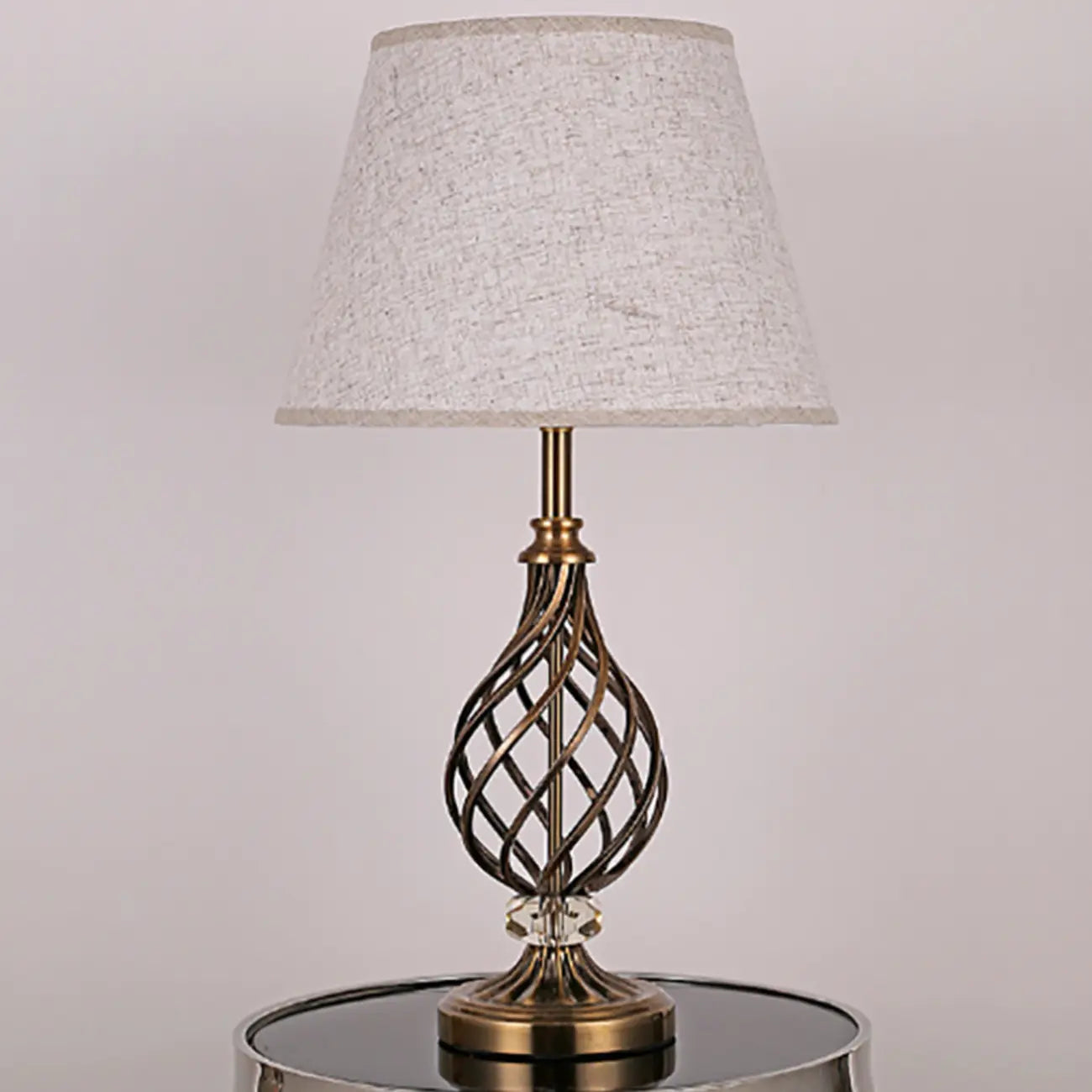 Lampe de chevet LED géométrique en tissu, base en laiton antique