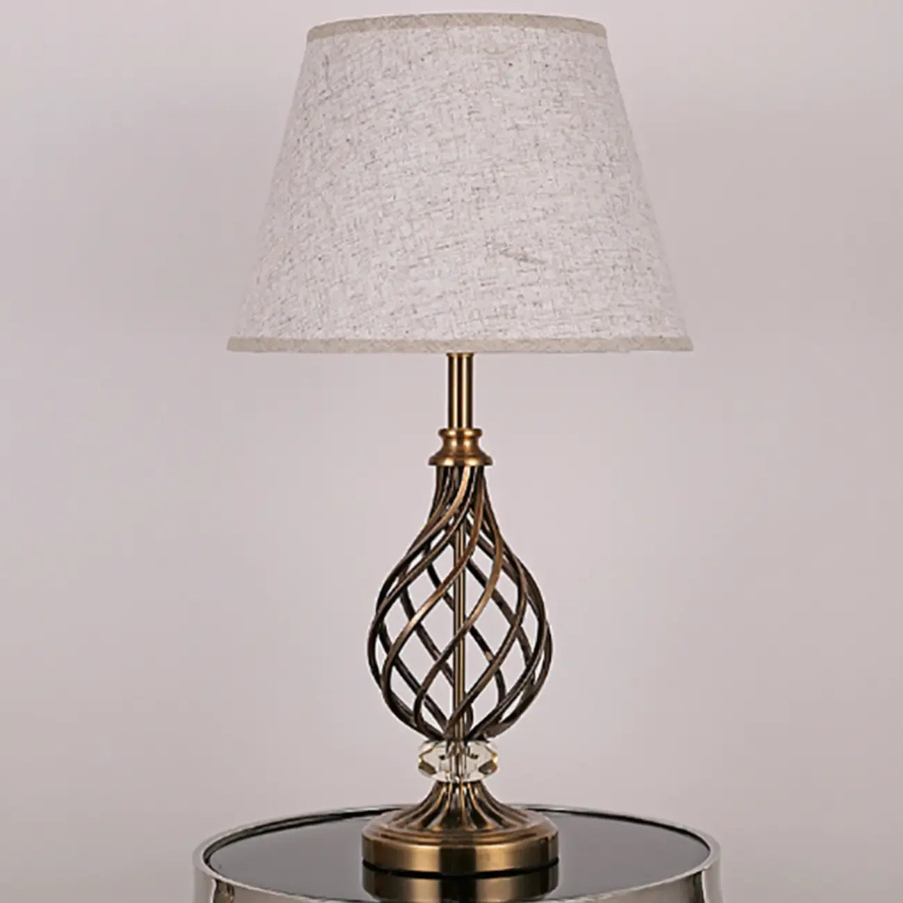 Lampe de chevet LED géométrique en tissu, base en laiton antique