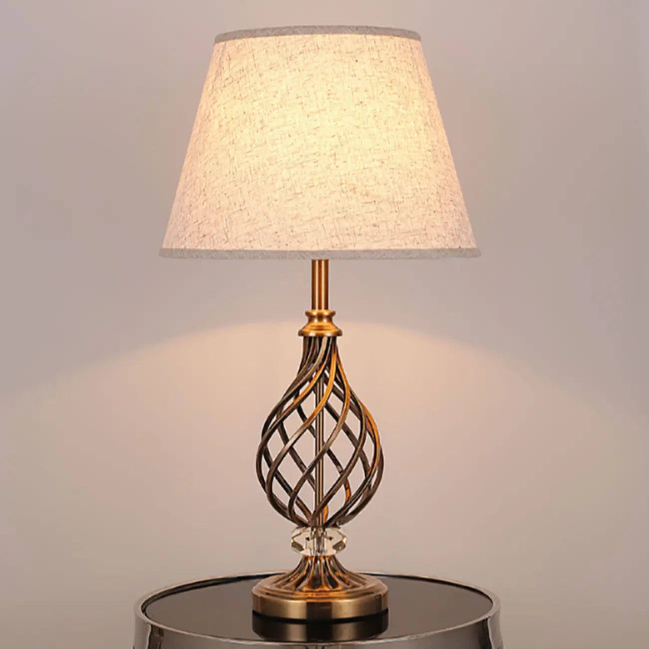 Lampe de chevet LED géométrique en tissu, base en laiton antique