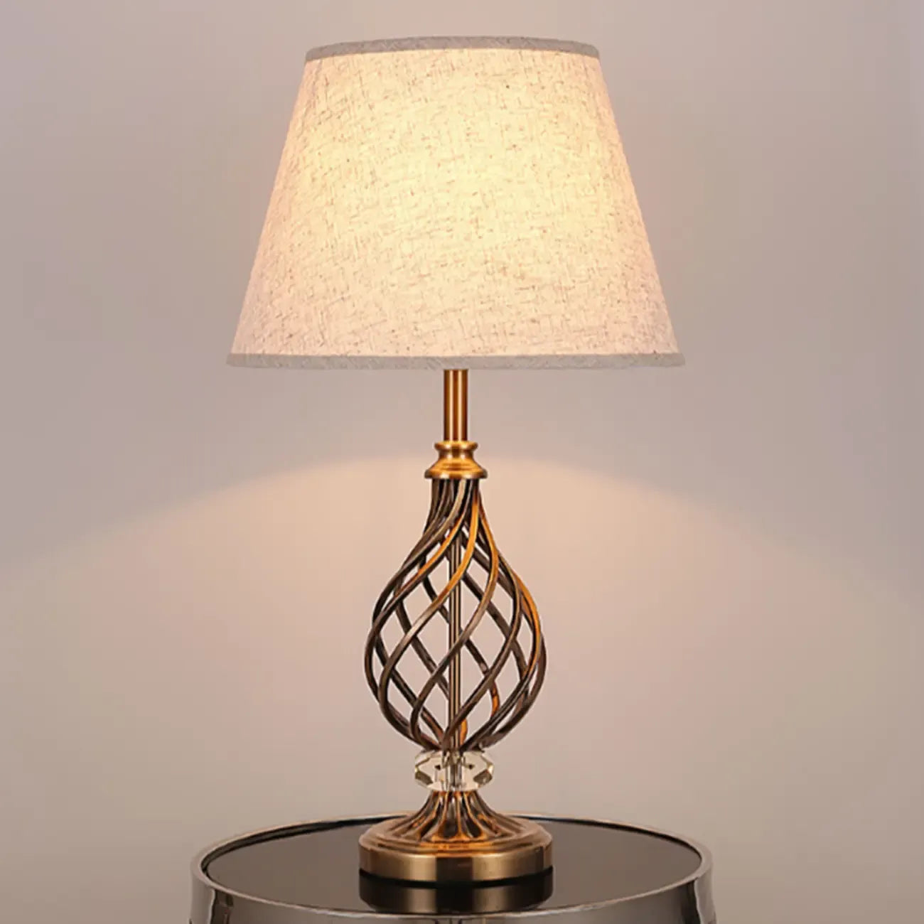 Lampe de chevet LED géométrique en tissu, base en laiton antique