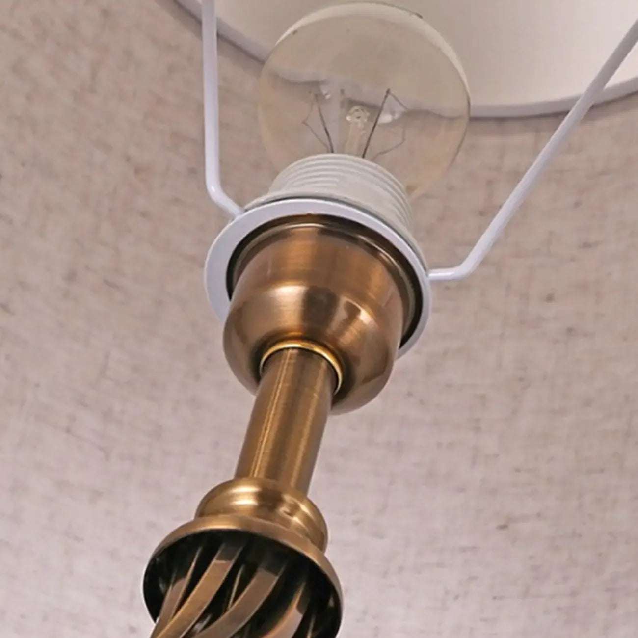 Lampe de chevet LED géométrique en tissu, base en laiton antique