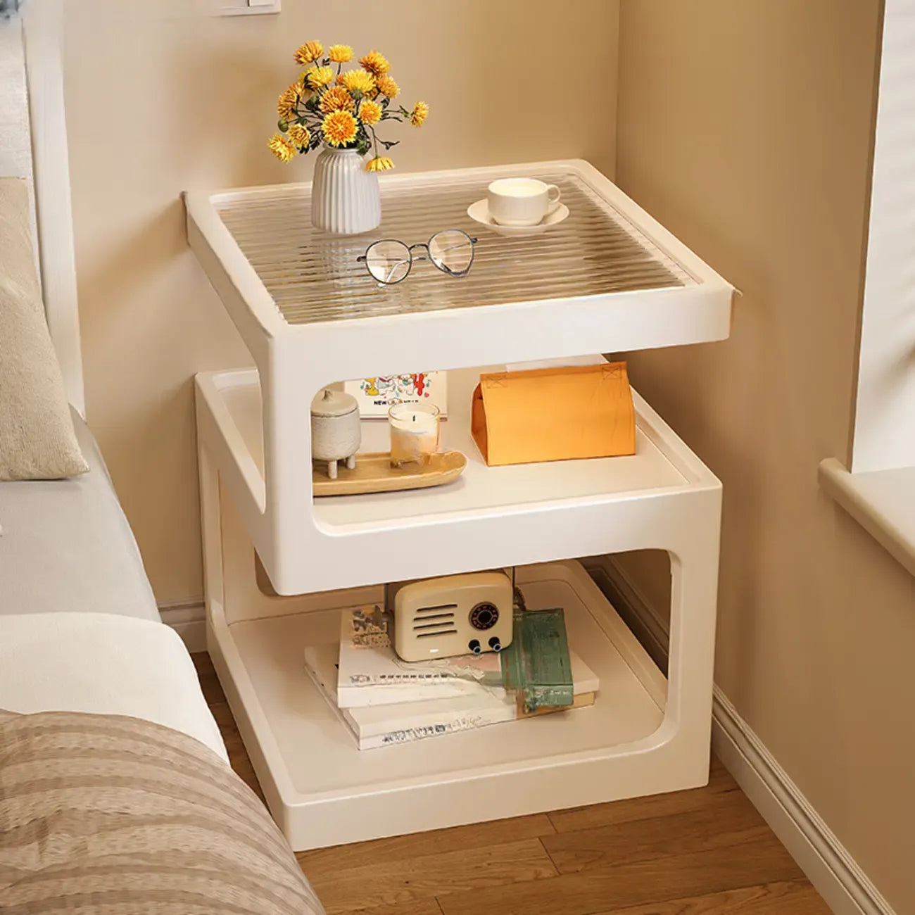 Table de chevet étroite et élégante à 3 niveaux en bois naturel avec plateau en verre