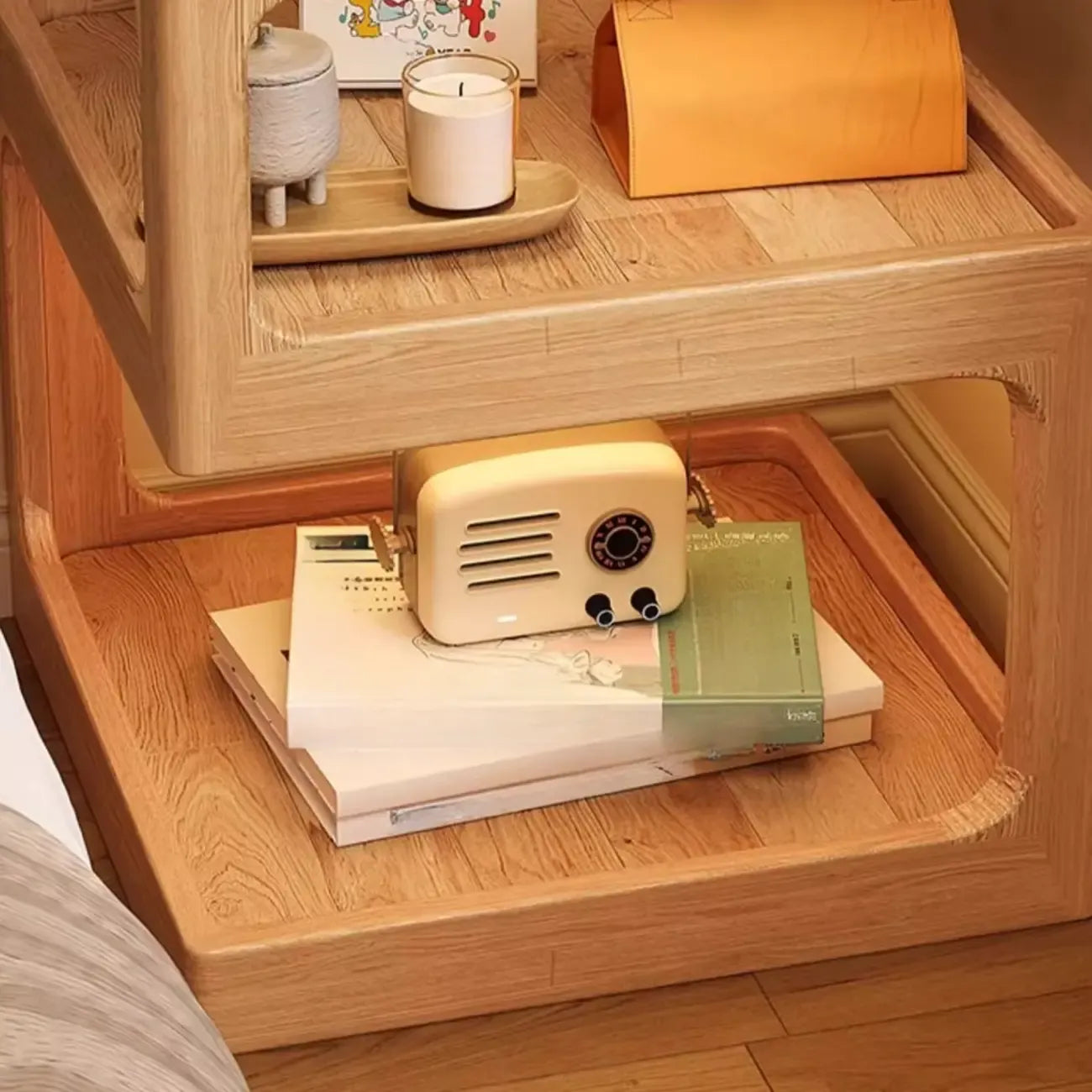 Table de chevet étroite et élégante à 3 niveaux en bois naturel avec plateau en verre