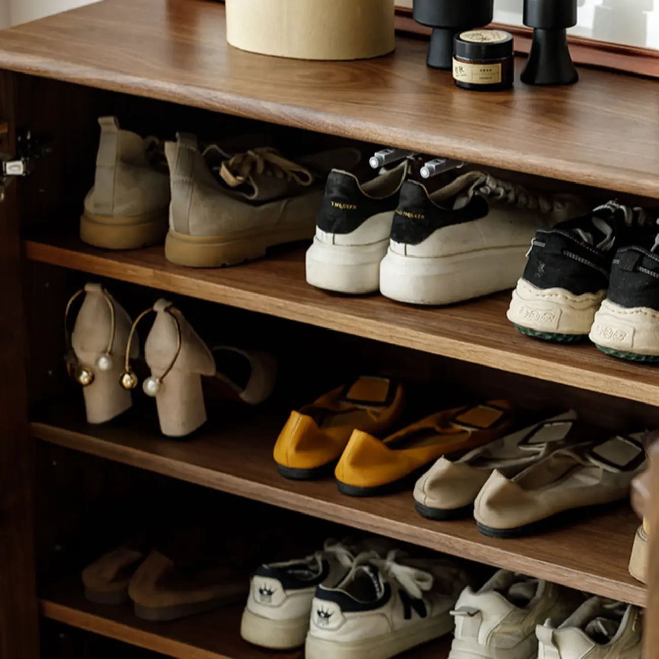Meuble à chaussures scandinave en noyer foncé massif