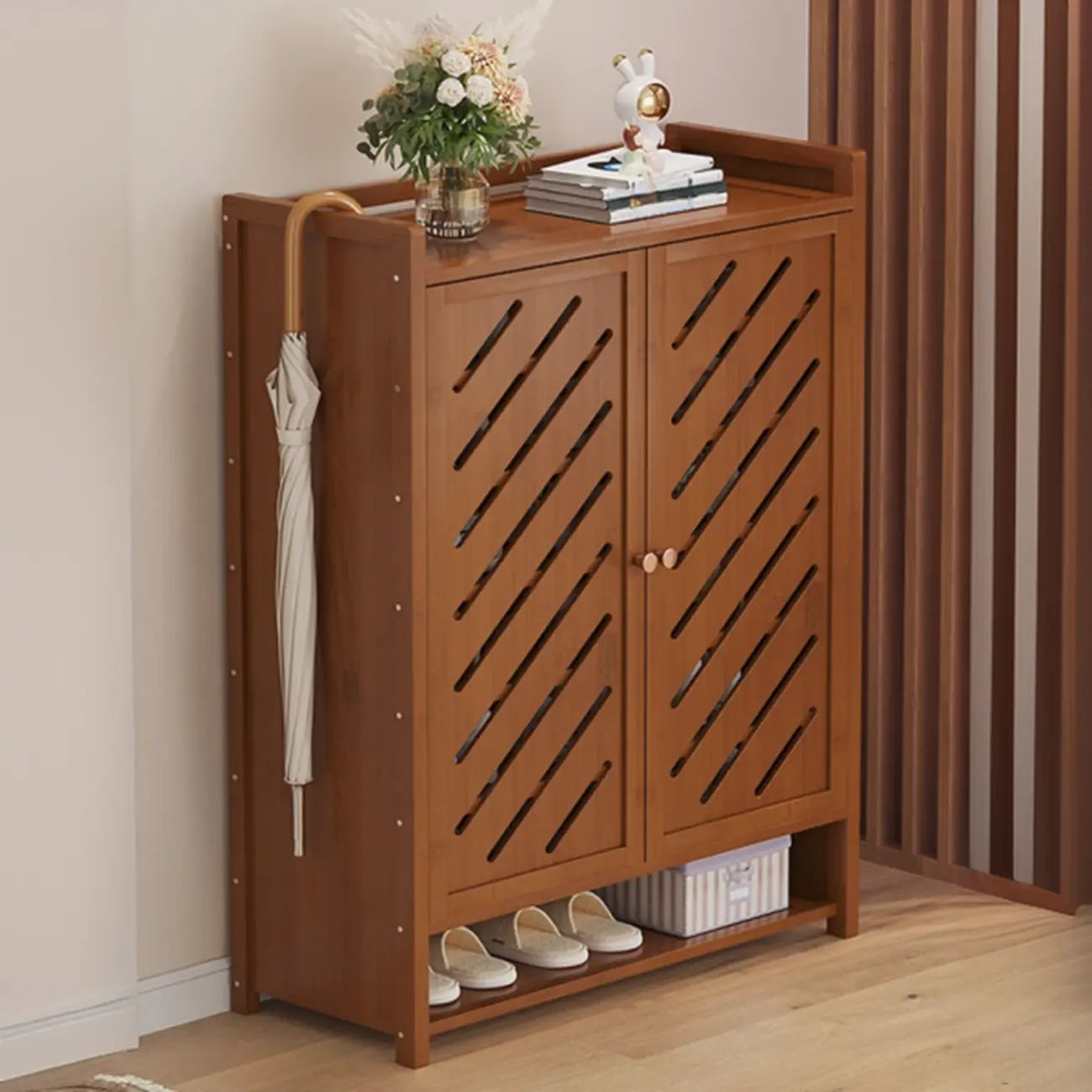 Armoire à chaussures à plusieurs niveaux avec portes réglables en bois et acrylique