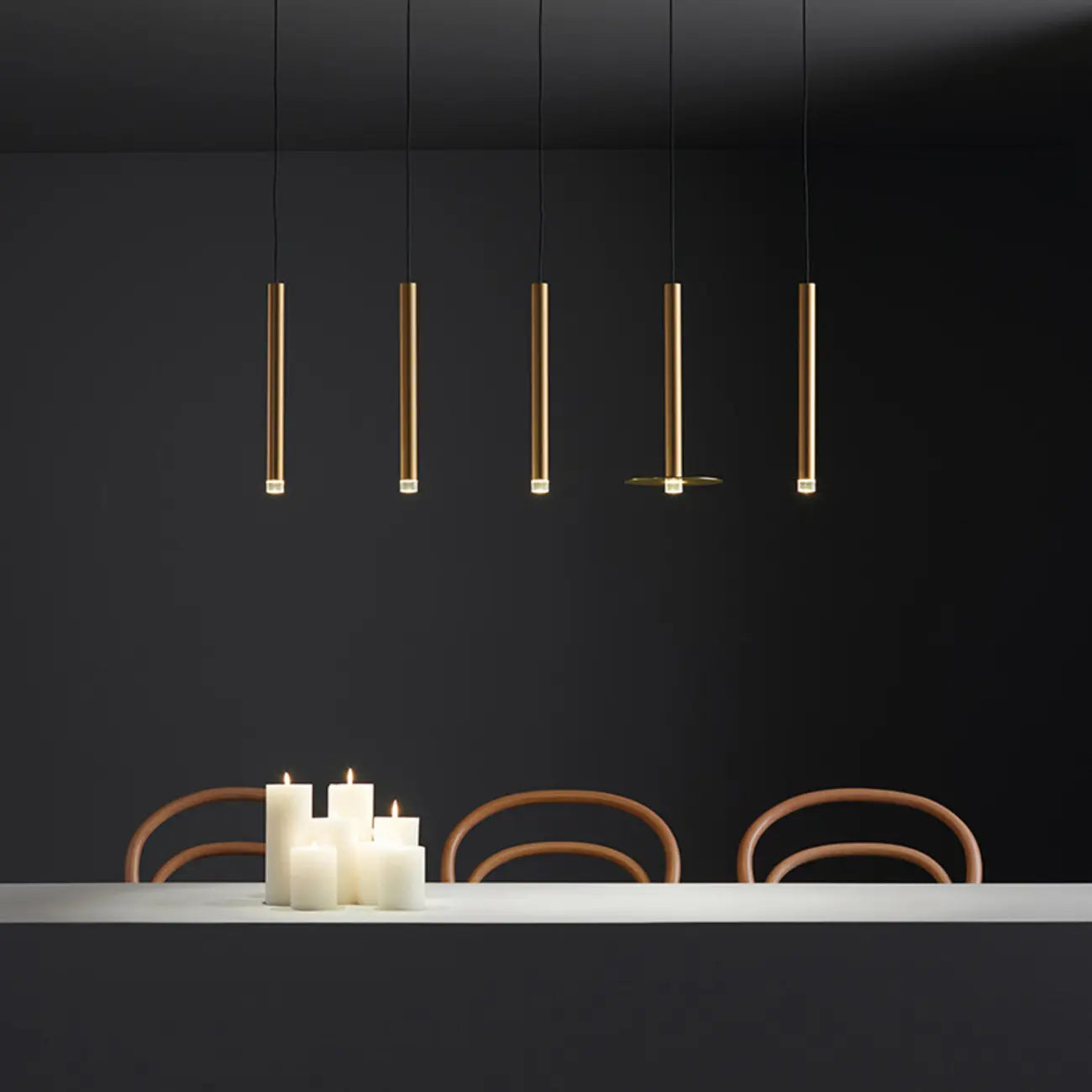 Suspension LED cylindrique dorée moderne et fine pour salle à manger