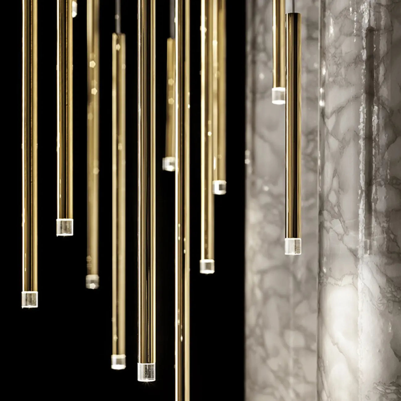 Suspension LED cylindrique dorée moderne et fine pour salle à manger