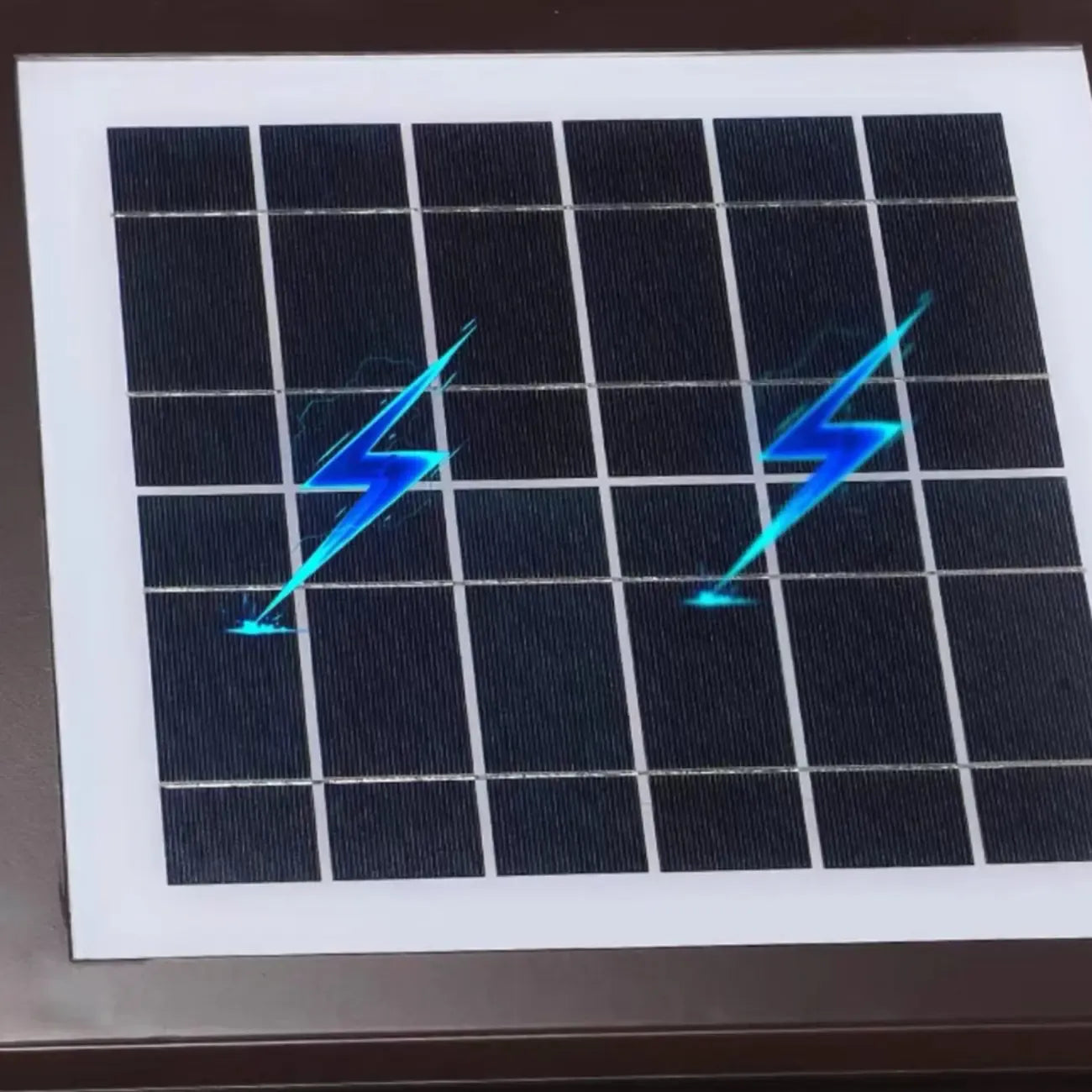 Lampadaires extérieurs solaires modernes et simples à grille noire
