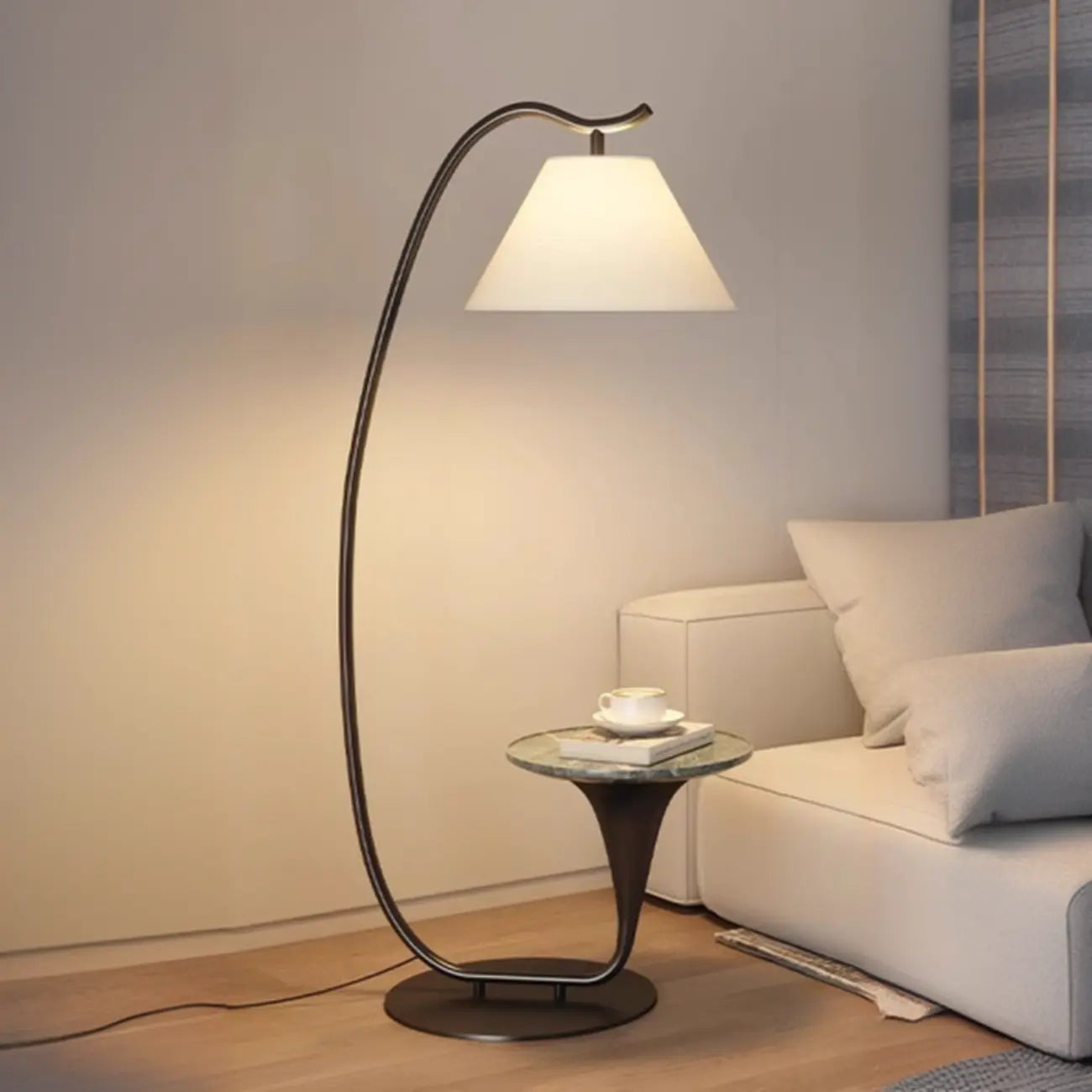 Lampadaire minimaliste en noyer avec table et abat-jour en tissu