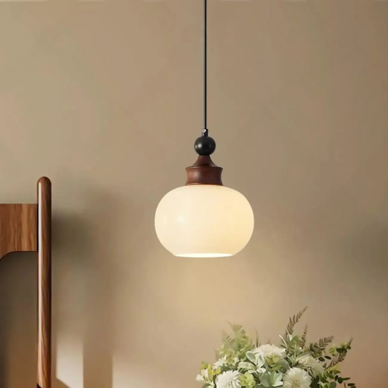 Suspension globe en bois et verre beige à intensité variable