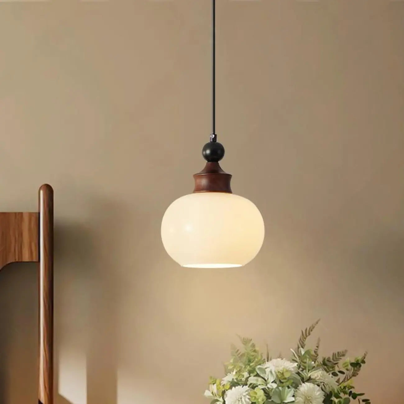 Suspension globe en bois et verre beige à intensité variable