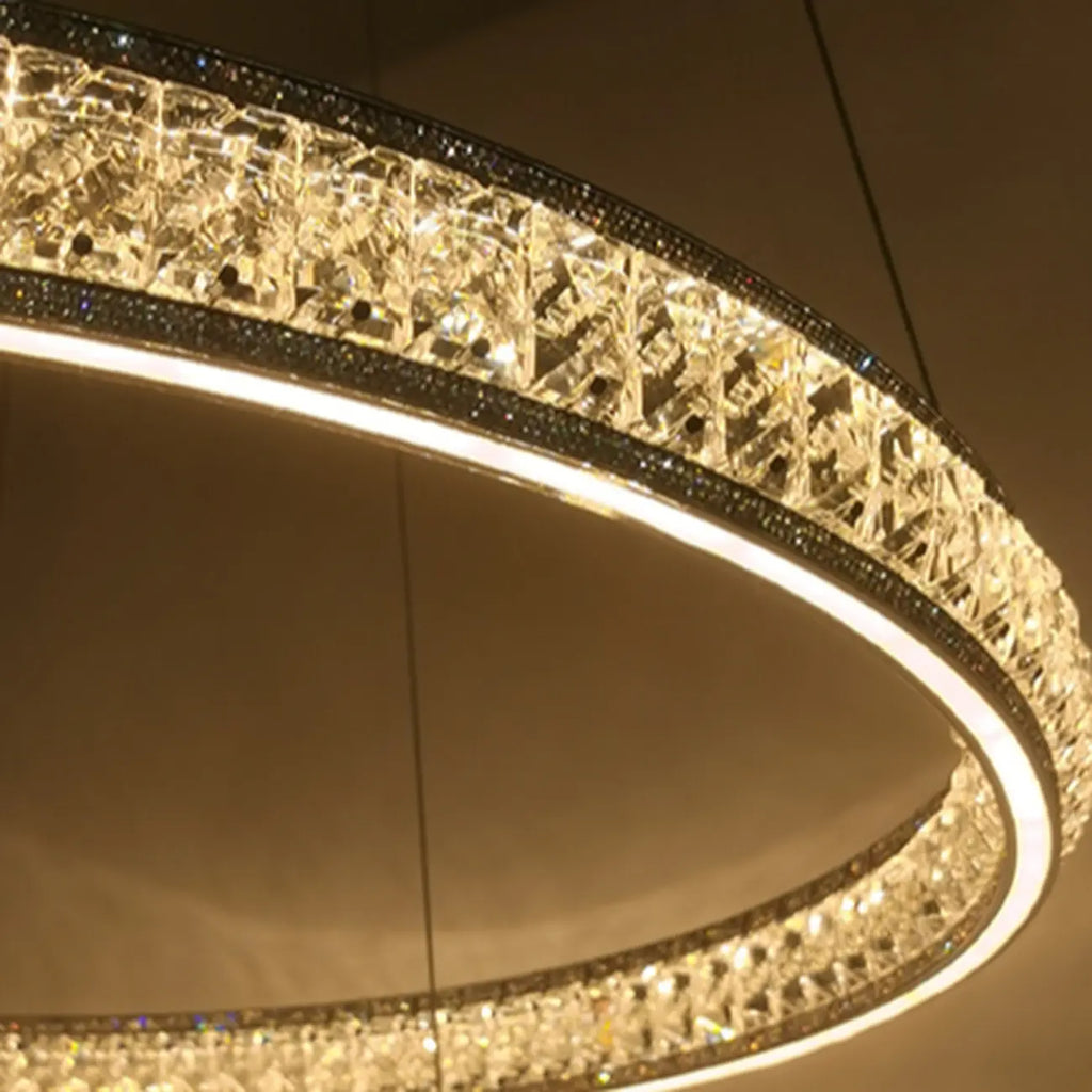 Lustre de luxe à anneaux dorés étagés en cristal et LED