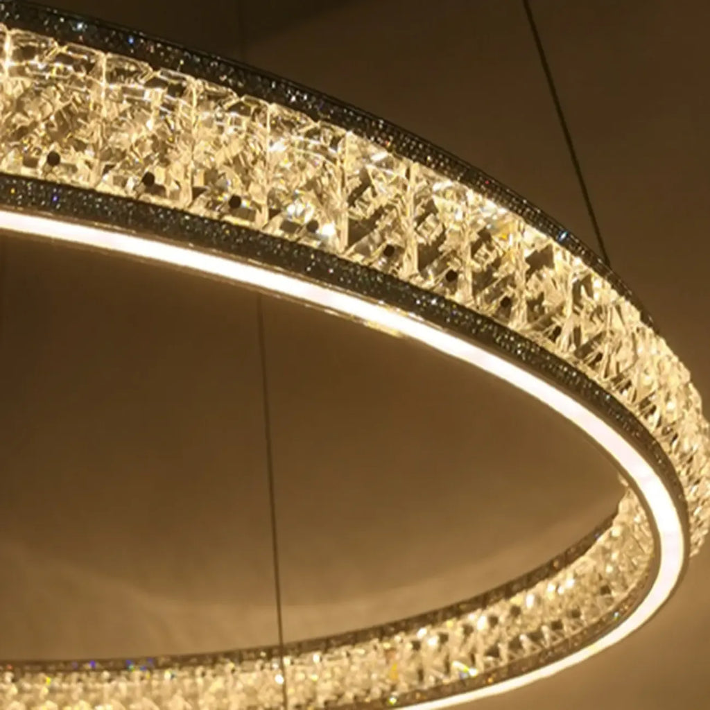 Lustre de luxe à anneaux dorés étagés en cristal et LED