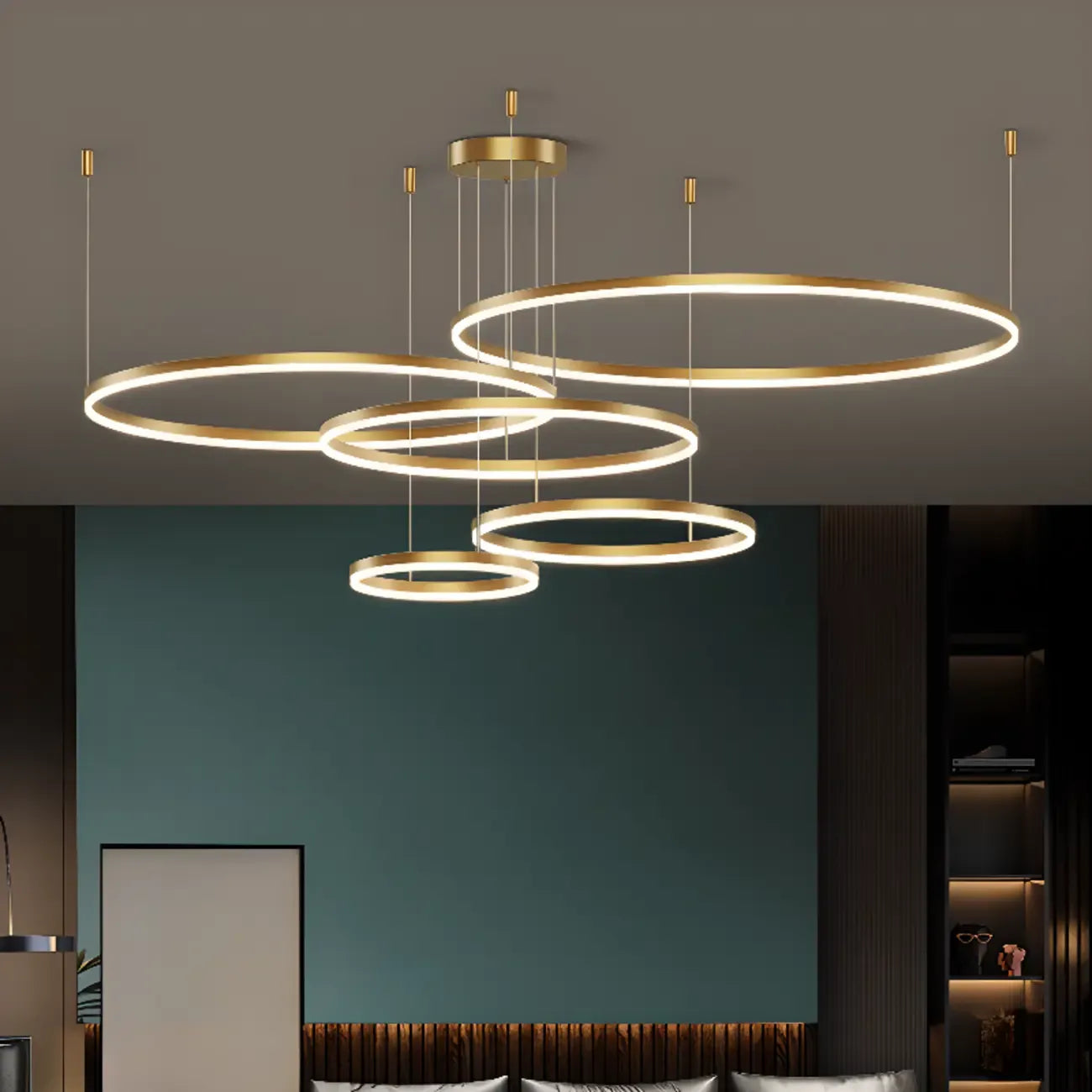 Lustre moderne à anneaux métalliques dorés à plusieurs niveaux avec LED