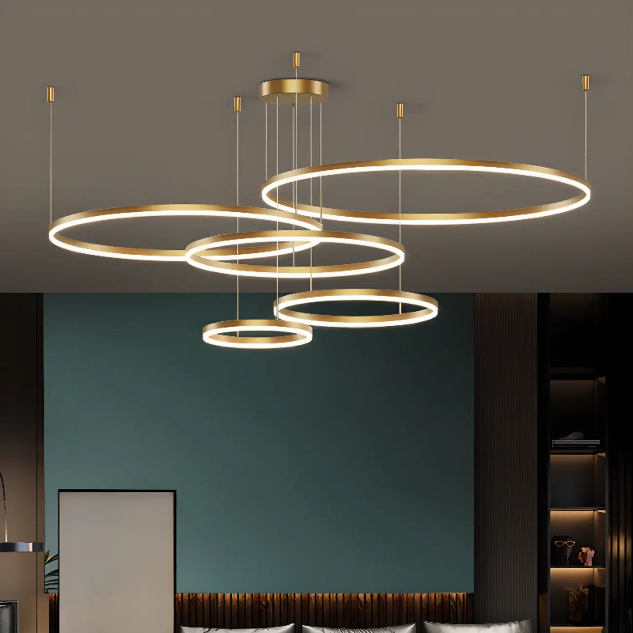 Lustre moderne à anneaux métalliques dorés à plusieurs niveaux avec LED