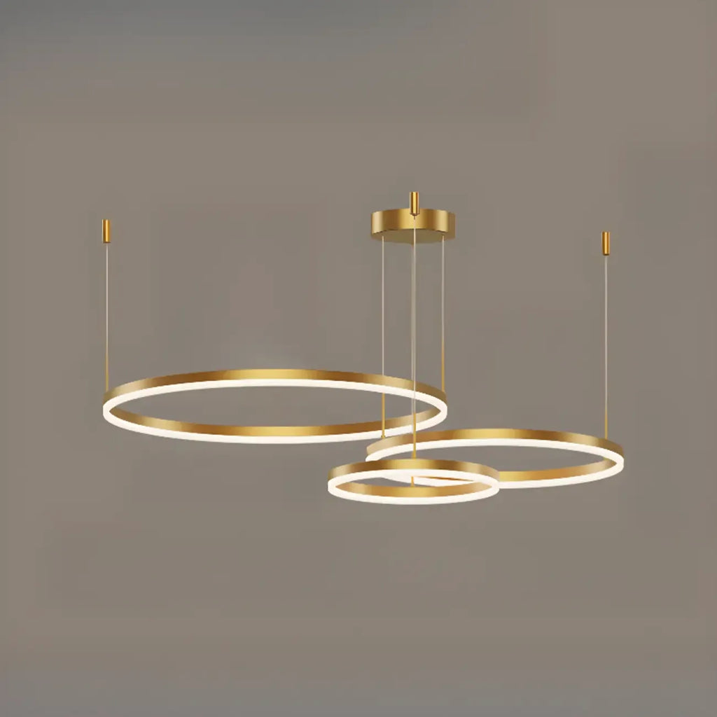 Lustre moderne à anneaux métalliques dorés à plusieurs niveaux avec LED