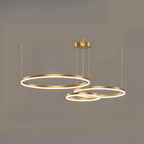 Lustre moderne à anneaux métalliques dorés à plusieurs niveaux avec LED