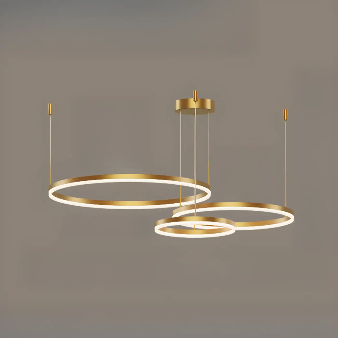 Lustre moderne à anneaux métalliques dorés à plusieurs niveaux avec LED