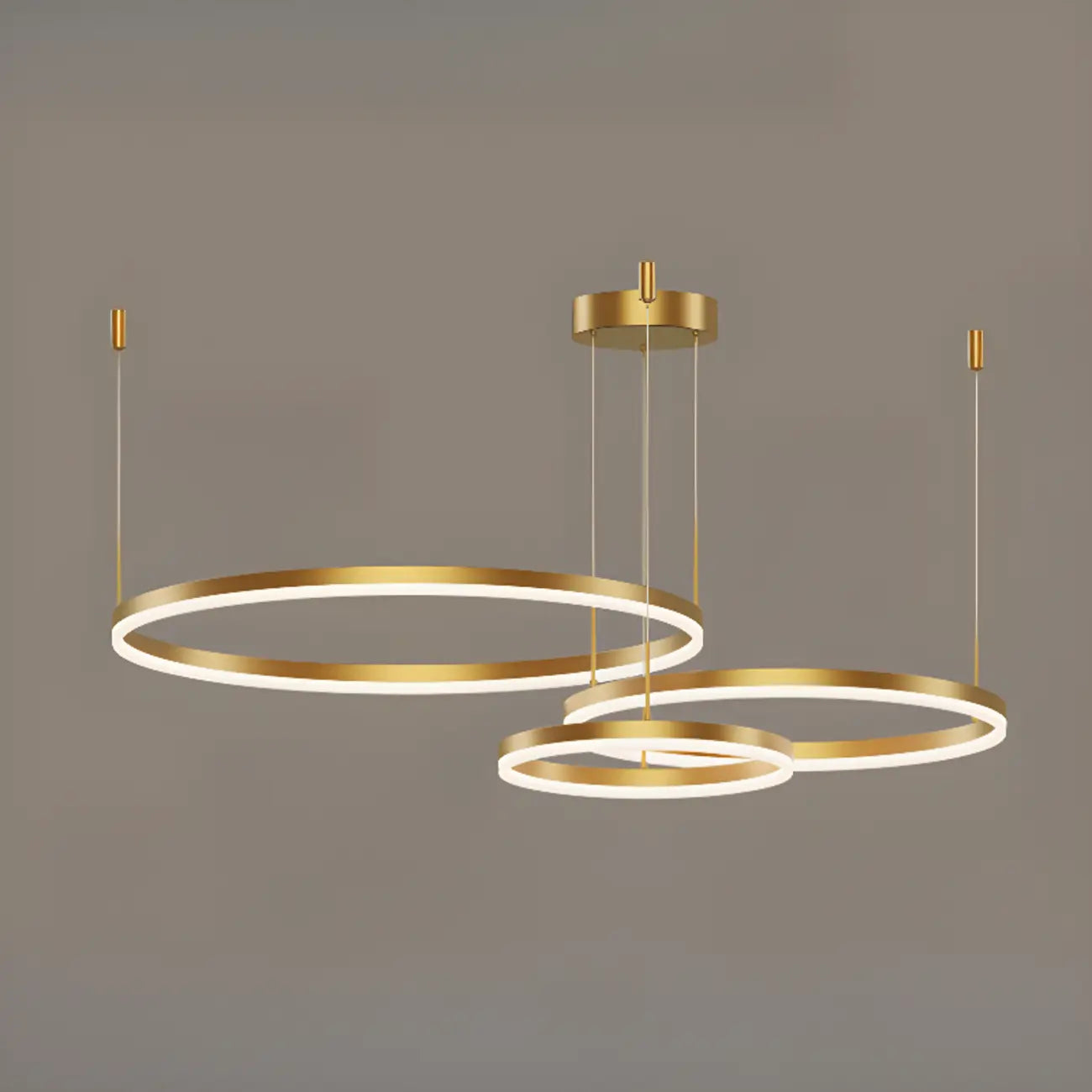 Lustre moderne à anneaux métalliques dorés à plusieurs niveaux avec LED