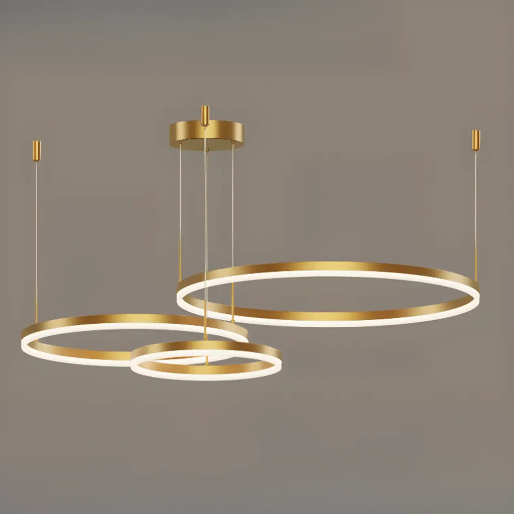 Lustre moderne à anneaux métalliques dorés à plusieurs niveaux avec LED