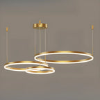 Lustre moderne à anneaux métalliques dorés à plusieurs niveaux avec LED