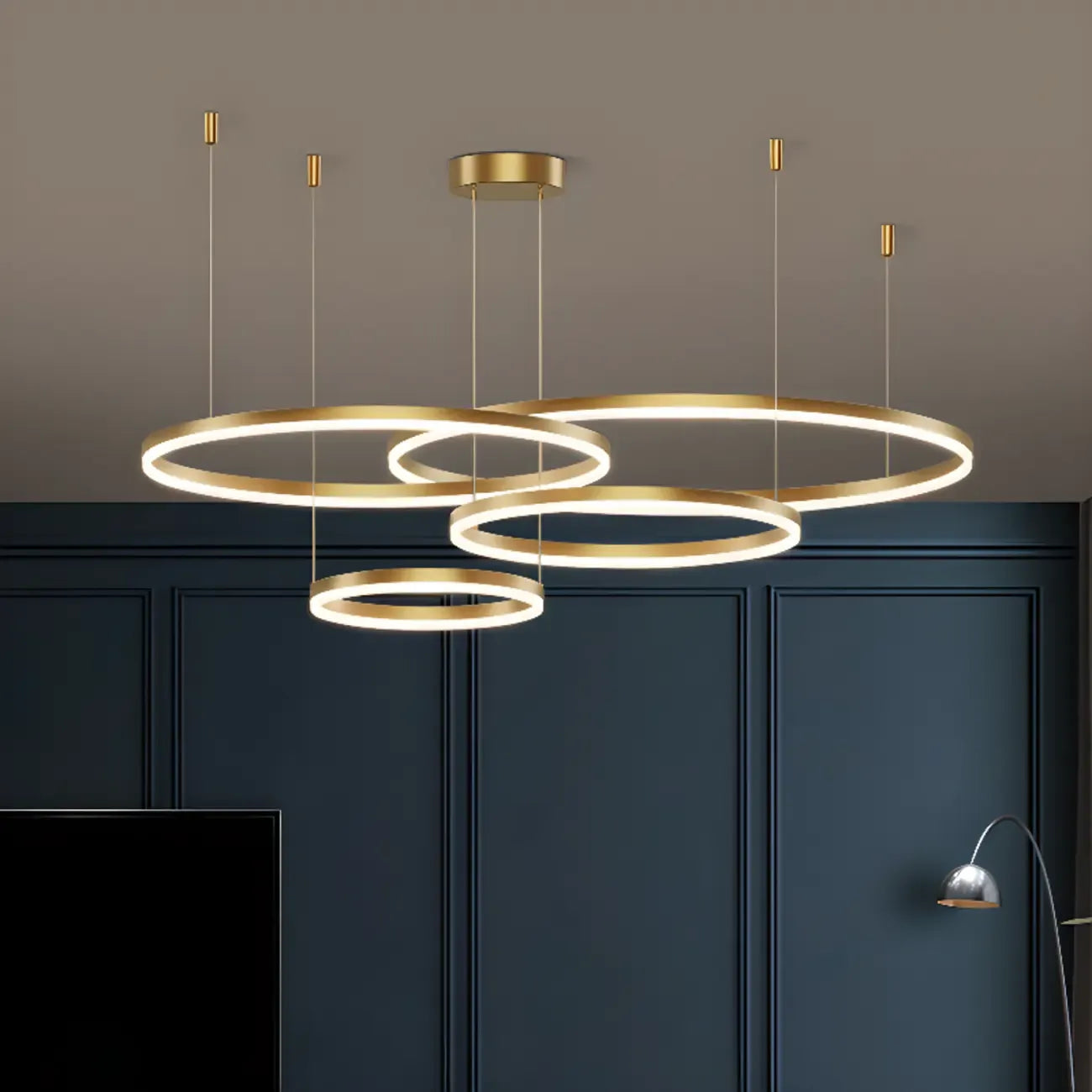 Lustre moderne à anneaux métalliques dorés à plusieurs niveaux avec LED