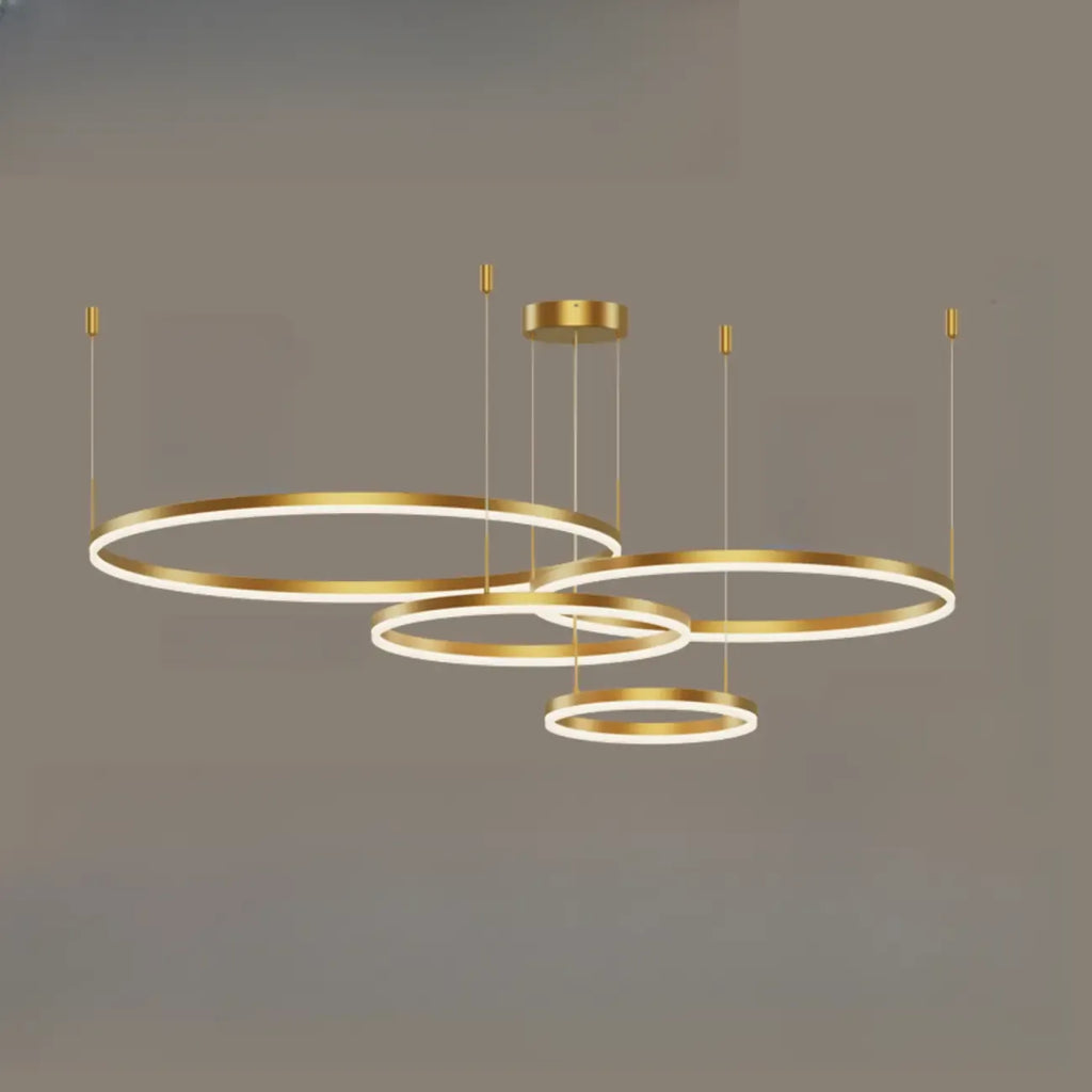 Lustre moderne à anneaux métalliques dorés à plusieurs niveaux avec LED