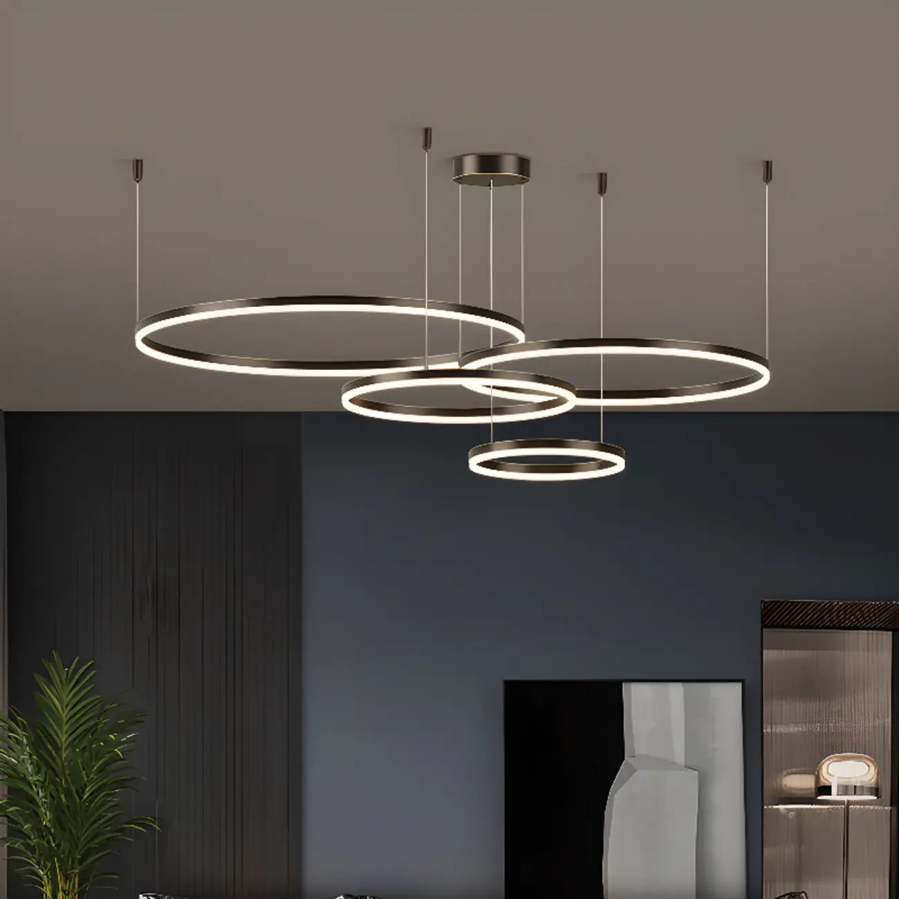 Lustre moderne à anneaux métalliques dorés à plusieurs niveaux avec LED