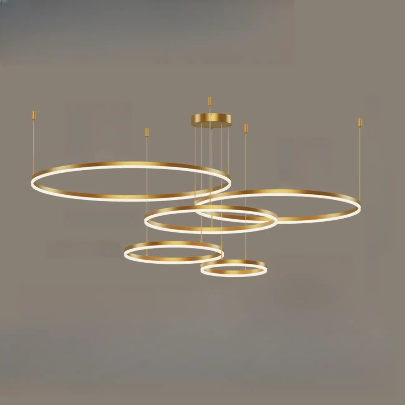Lustre moderne à anneaux métalliques dorés à plusieurs niveaux avec LED