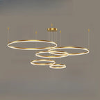 Lustre moderne à anneaux métalliques dorés à plusieurs niveaux avec LED