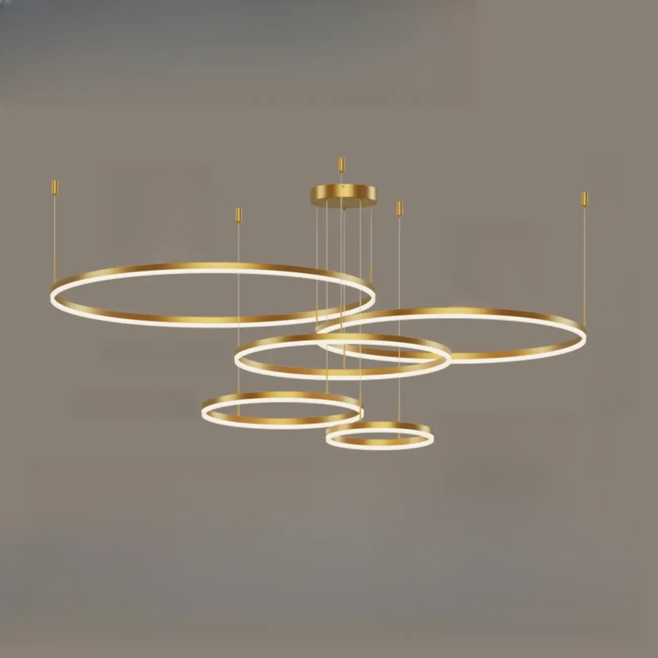 Lustre moderne à anneaux métalliques dorés à plusieurs niveaux avec LED