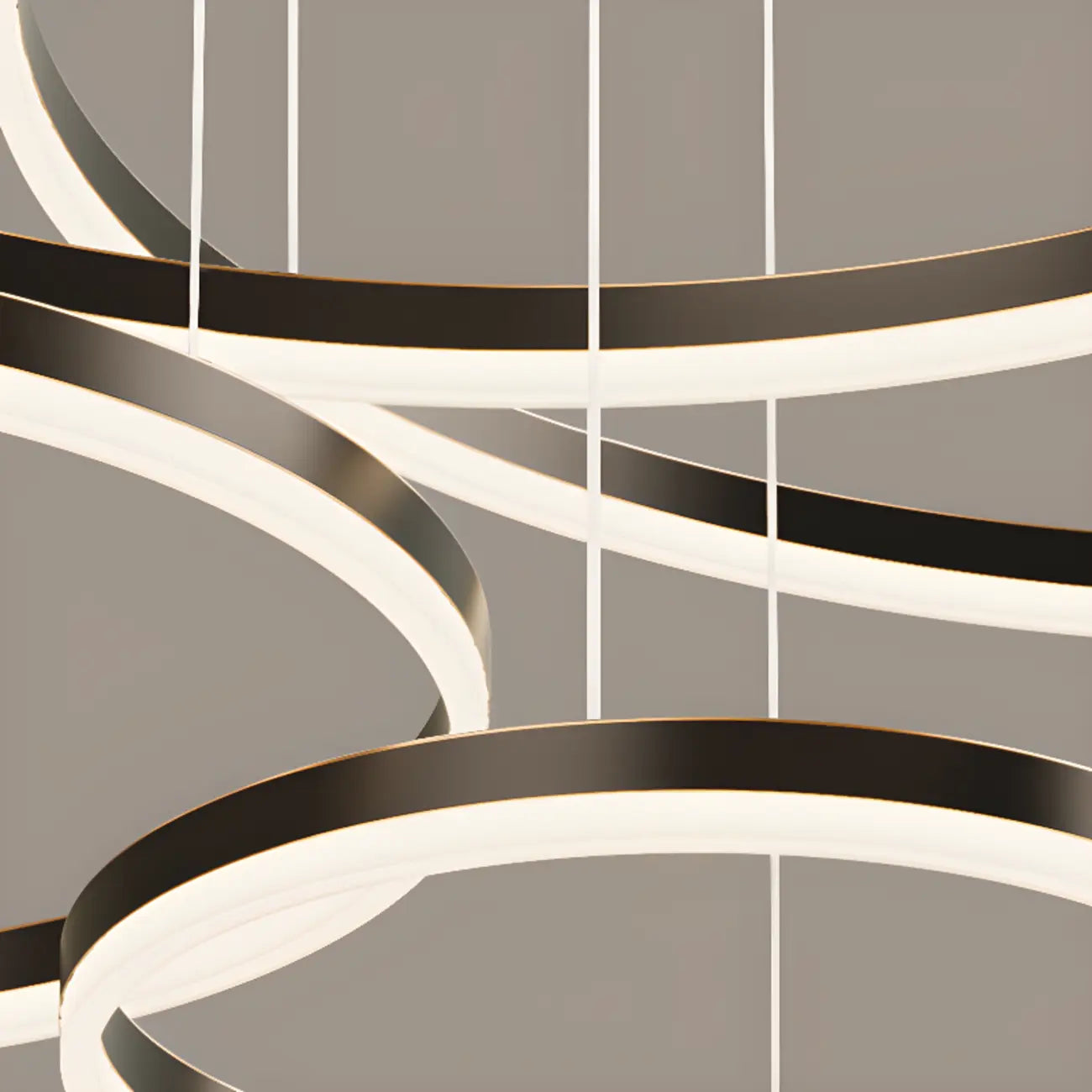 Lustre moderne à anneaux métalliques dorés à plusieurs niveaux avec LED