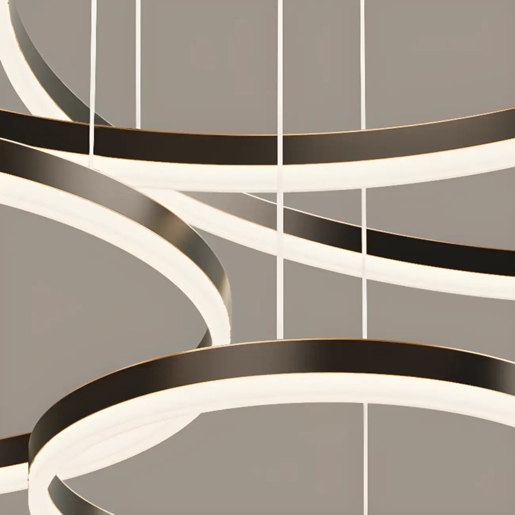Lustre moderne à anneaux métalliques dorés à plusieurs niveaux avec LED