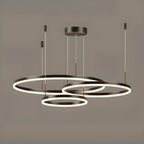 Lustre moderne à anneaux métalliques dorés à plusieurs niveaux avec LED