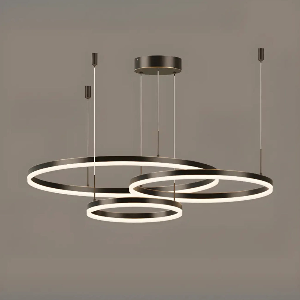 Lustre moderne à anneaux métalliques dorés à plusieurs niveaux avec LED
