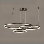 Lustre moderne à anneaux métalliques dorés à plusieurs niveaux avec LED