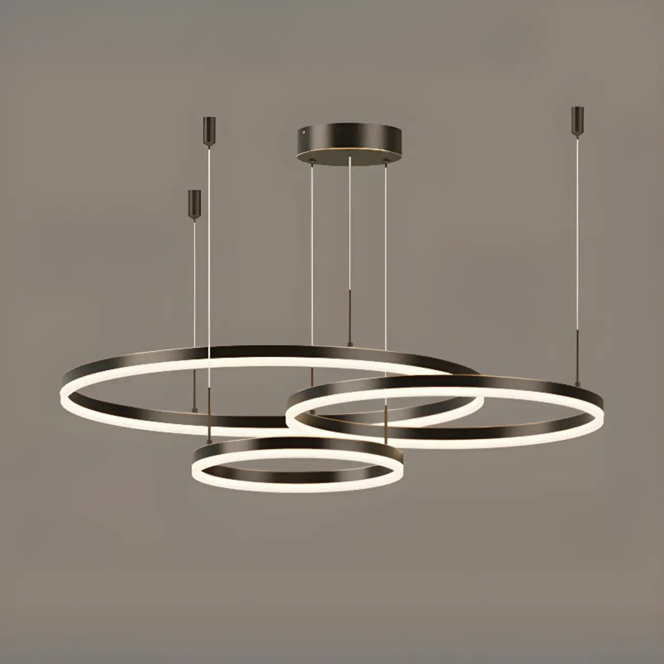 Lustre moderne à anneaux métalliques dorés à plusieurs niveaux avec LED