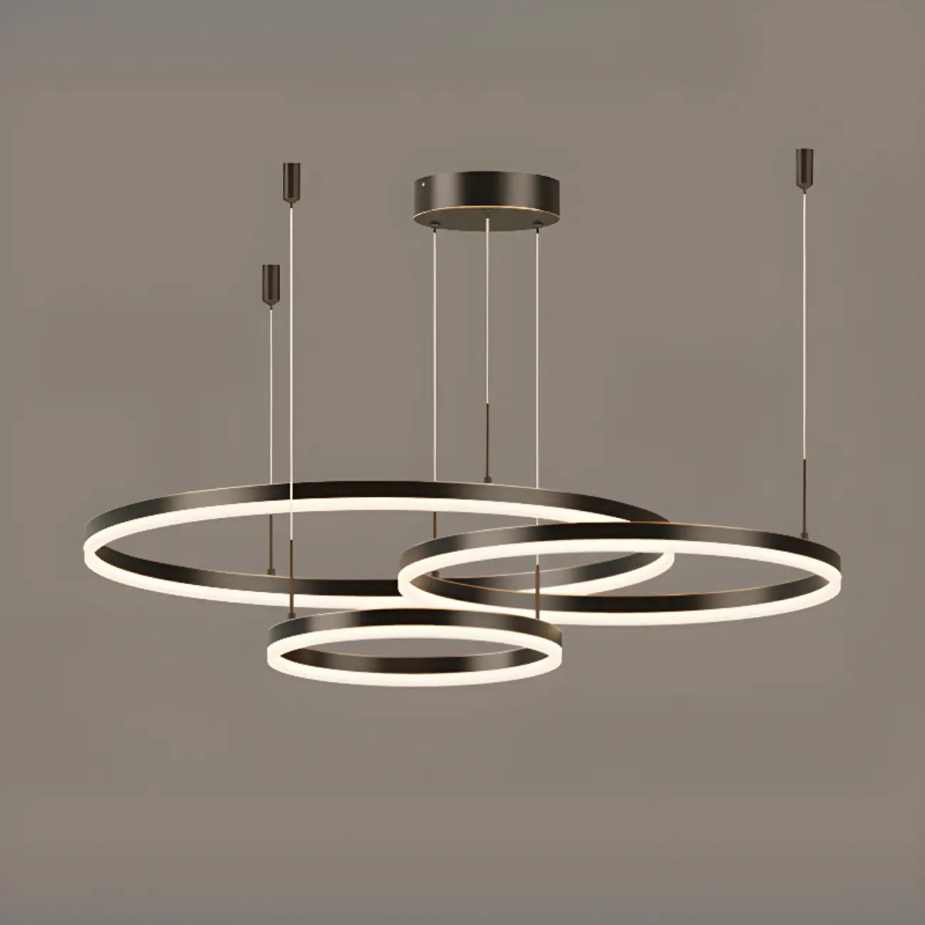 Lustre moderne à anneaux métalliques dorés à plusieurs niveaux avec LED