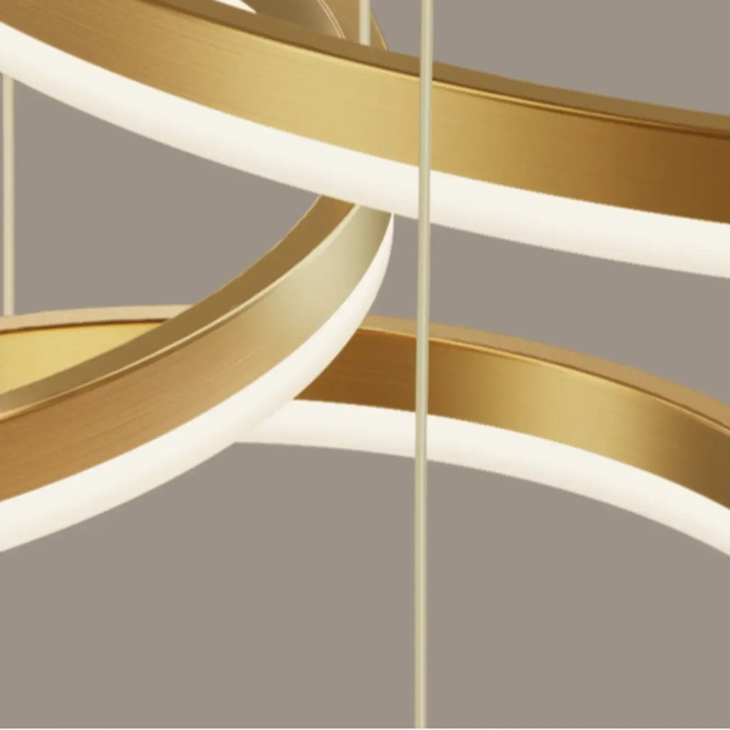 Lustre moderne à anneaux métalliques dorés à plusieurs niveaux avec LED