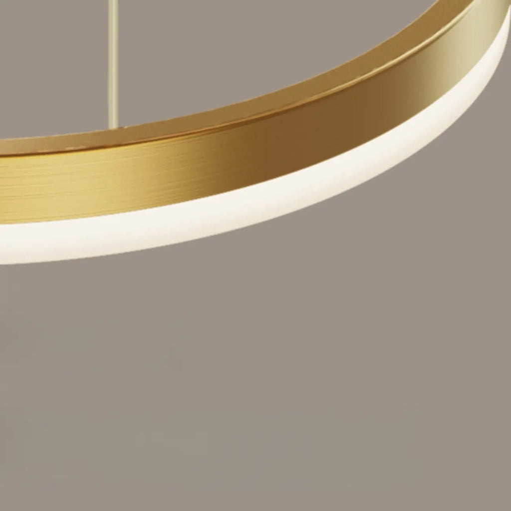 Lustre moderne à anneaux métalliques dorés à plusieurs niveaux avec LED