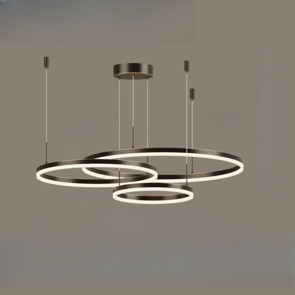Lustre moderne à anneaux métalliques dorés à plusieurs niveaux avec LED
