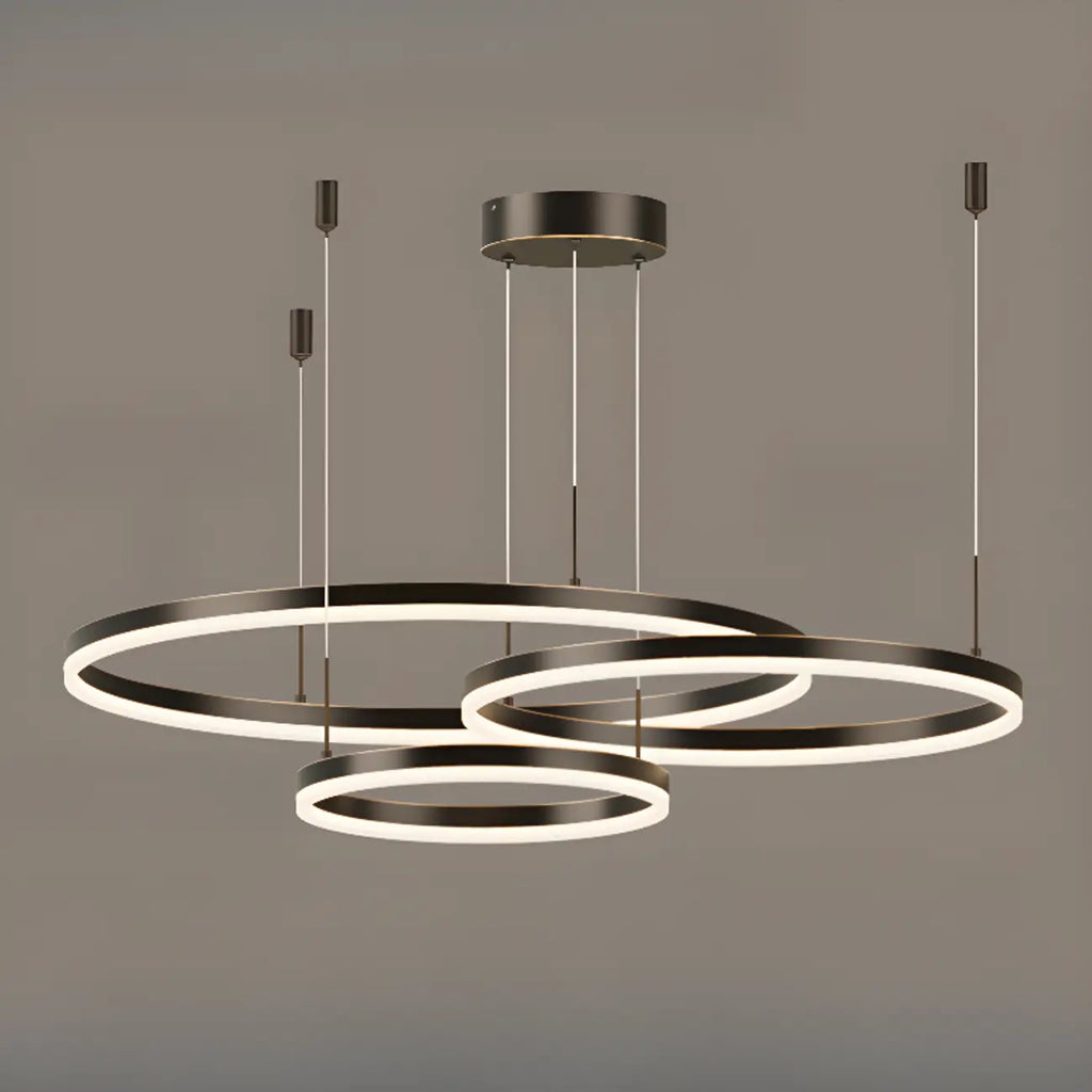 Lustre moderne à anneaux métalliques dorés à plusieurs niveaux avec LED
