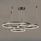 Lustre moderne à anneaux métalliques dorés à plusieurs niveaux avec LED