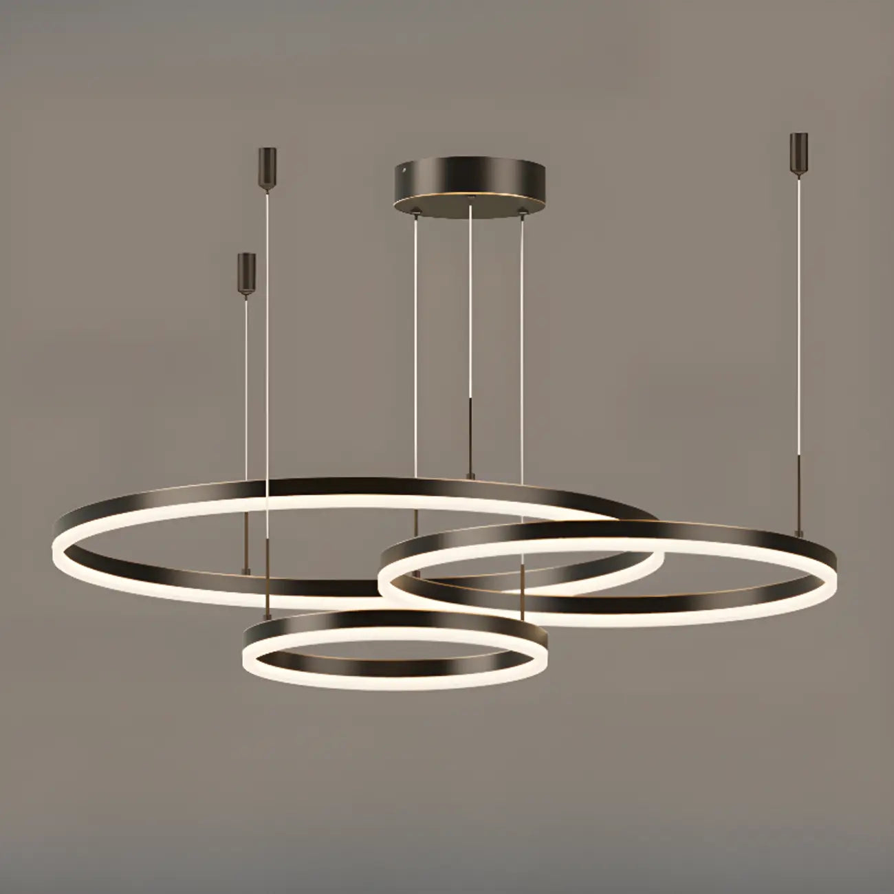 Lustre moderne à anneaux métalliques dorés à plusieurs niveaux avec LED