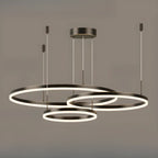 Lustre moderne à anneaux métalliques dorés à plusieurs niveaux avec LED